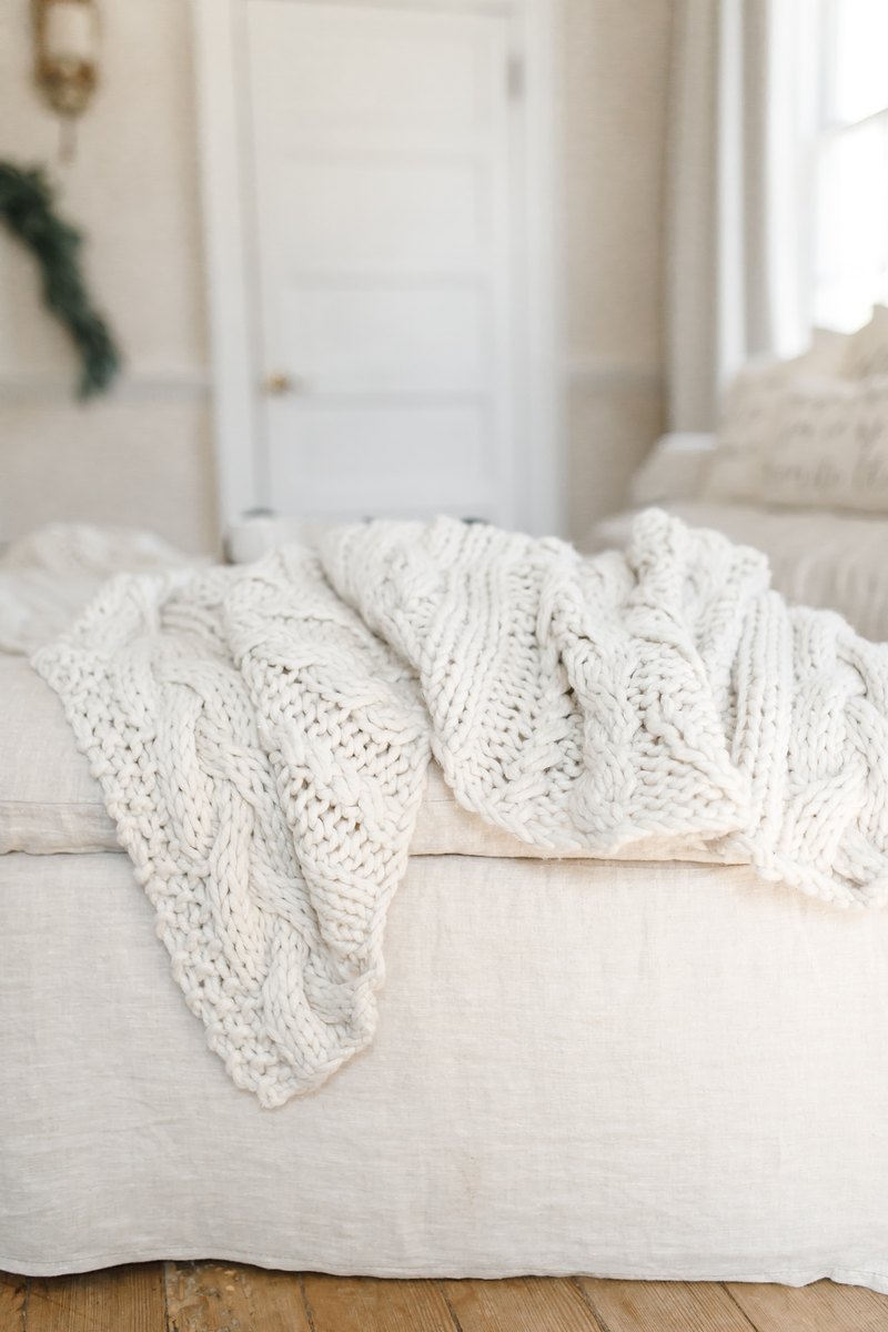 Chunky Knit Accent Throw Blanket